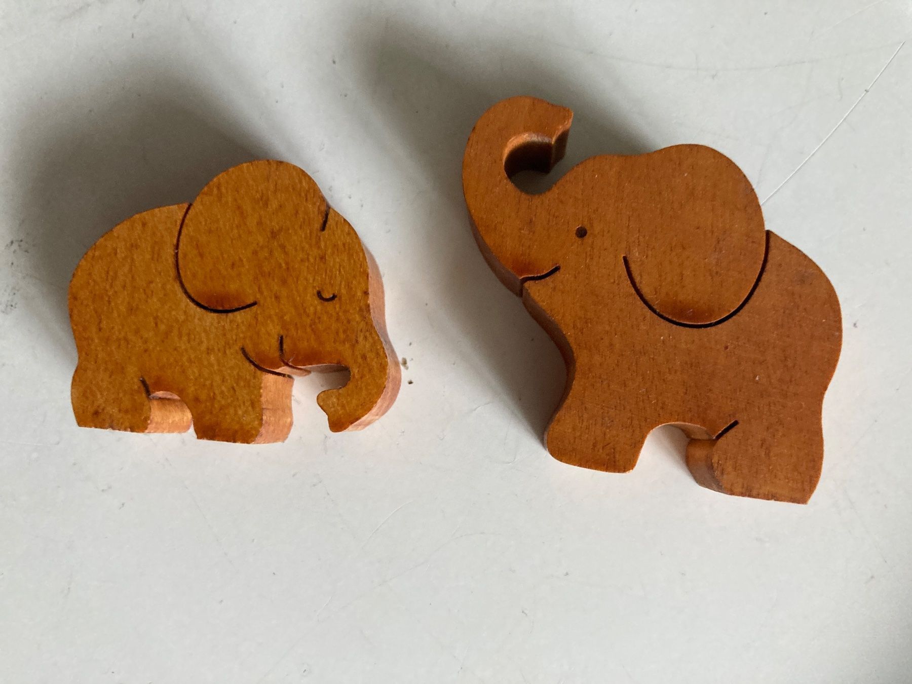 Figurines: 2 Kleine Holz-Elefanten – D'occasion à Zürich par Chaeffeler