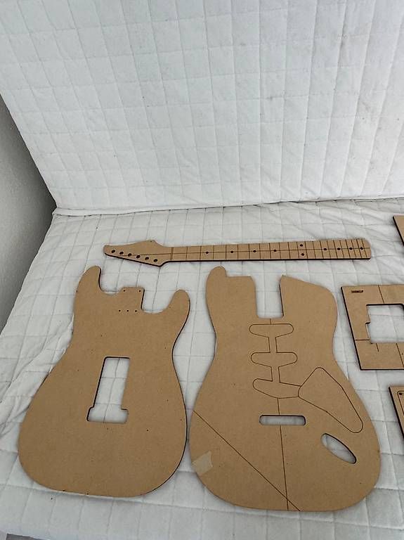 Strumenti musicali: Präzisionsschablonen Gitarrenbau – Nuovo (secondo la descrizione) da Grüt (Gossau ZH) venduto da Malo0 1