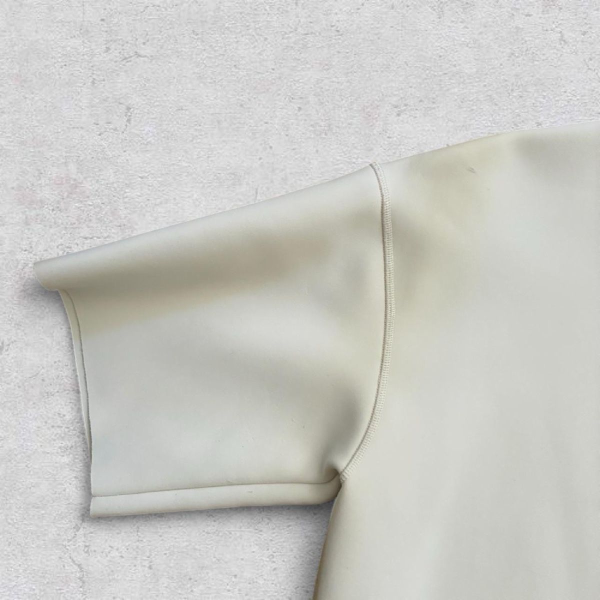 Cos T-Shirts: cos oversized structured scuba t-shirt – Gebraucht aus Zürich von h_studio_edit 3