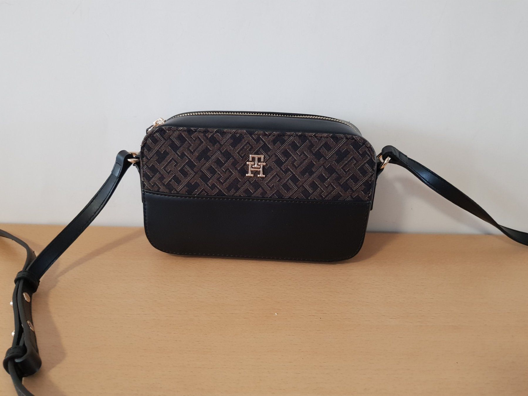Tommy Hilfiger Borse da donna: Tommy Hilfiger Umhängetasche – Usato da Basel venduto da Birs868 2