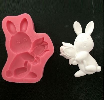Teglie da forno: Giessform Silikonform Hase mit Blume – Nuovo e nell'imballaggio originale da Kaltbrunn venduto da schere-stein-papier
