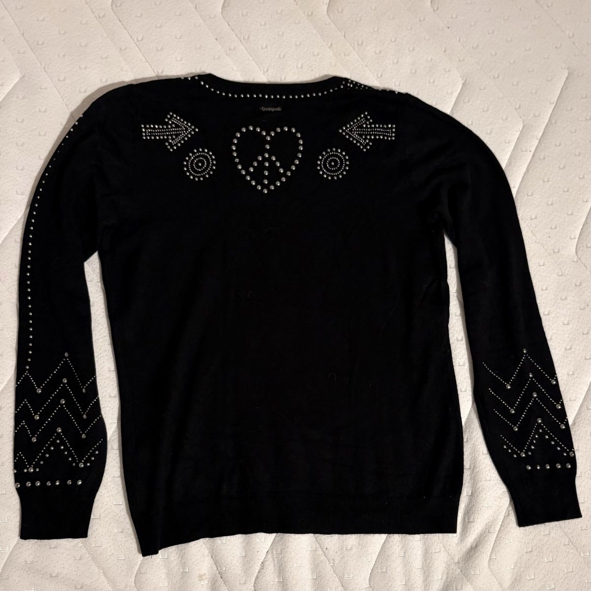 Desigual Maglioni & Felpe: Schwarzer Y2K Nieten Verzierter Desigual Pullover – Nuovo (secondo la descrizione) da Brünisried venduto da Livtsukki2ndHand 2
