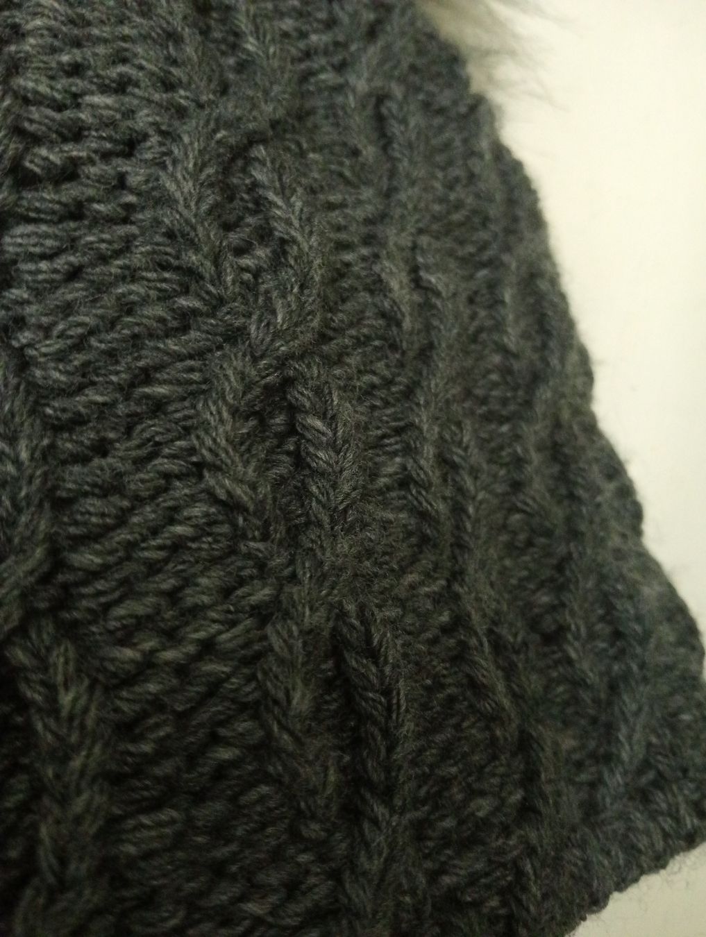 Copricapi, berretti & cappellini: Warme, handgestrickte Wintermütze mit Bommel, Grau – Usato da Allschwil venduto da Evgeniia78 3