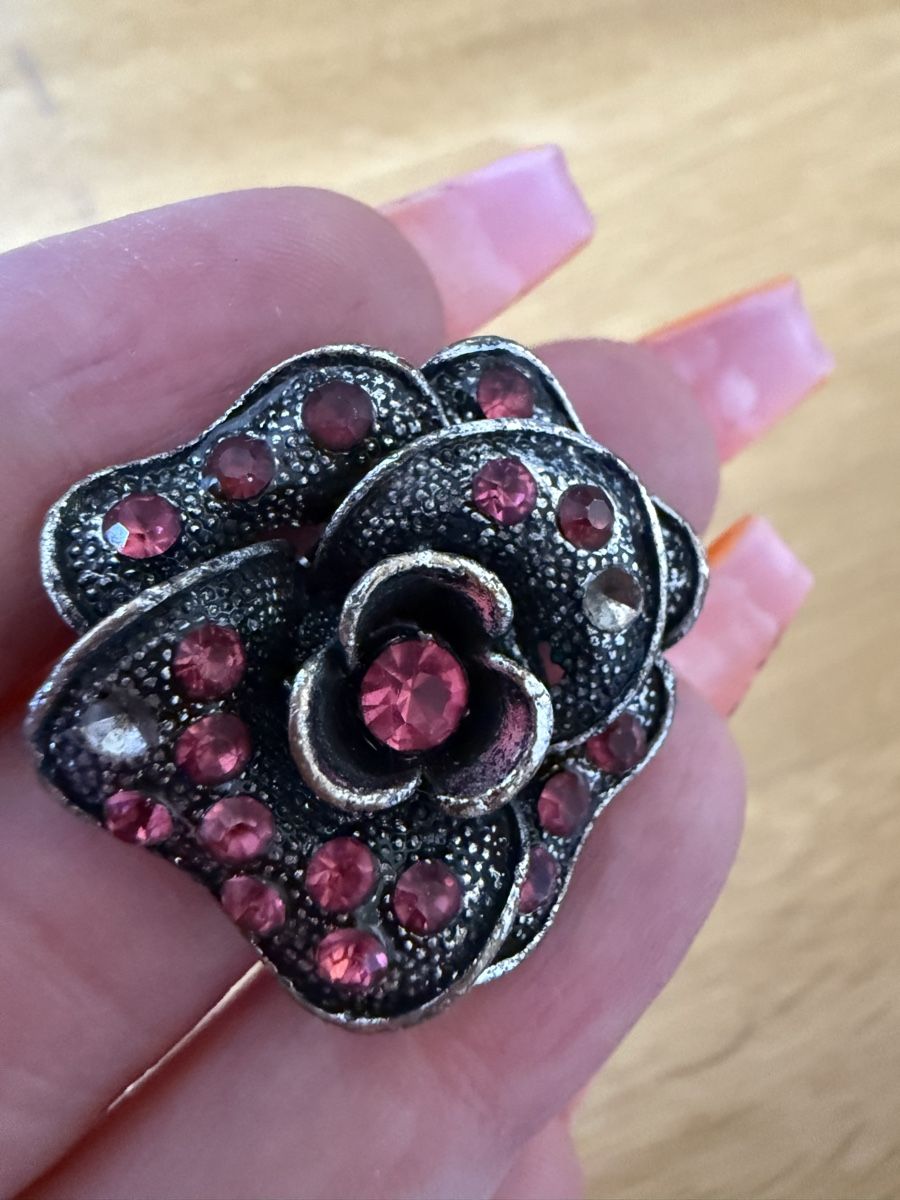 Anelli: Ring Blumenform mit roten Steinen Grösse verstellbar – Usato da Richterswil venduto da cobruetsch 1