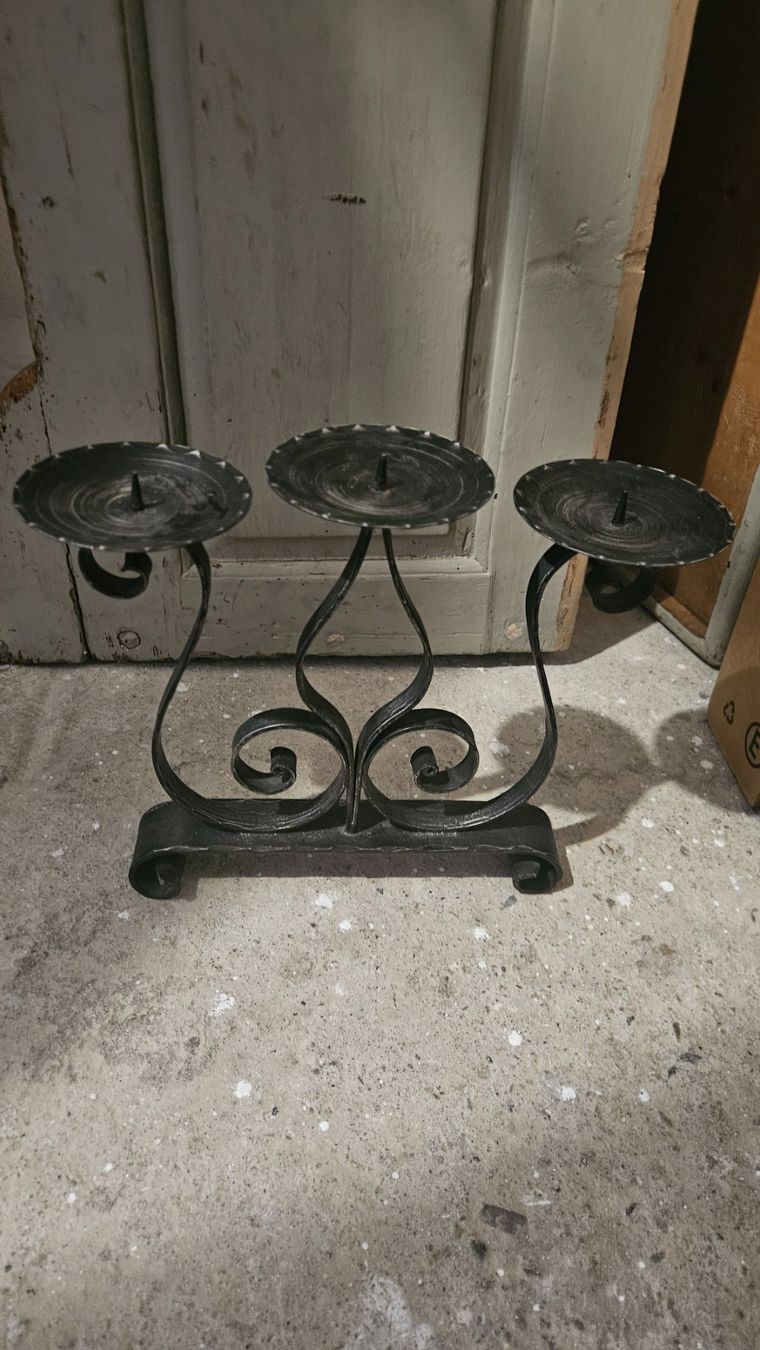 Portacandele: Candelabro triplo in ferro battuto – Usato da Melano venduto da H-Sara