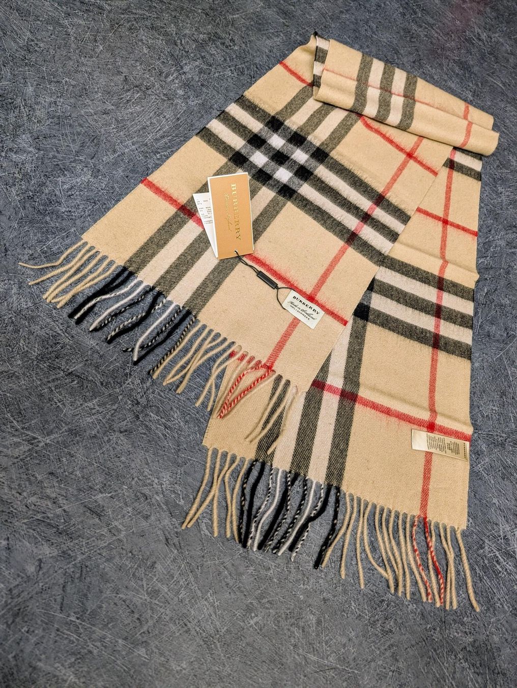 Burberry Foulard & Sciarpe: écharpe Burberry  – Nuovo (secondo la descrizione) da Gland venduto da BreaKersStyle