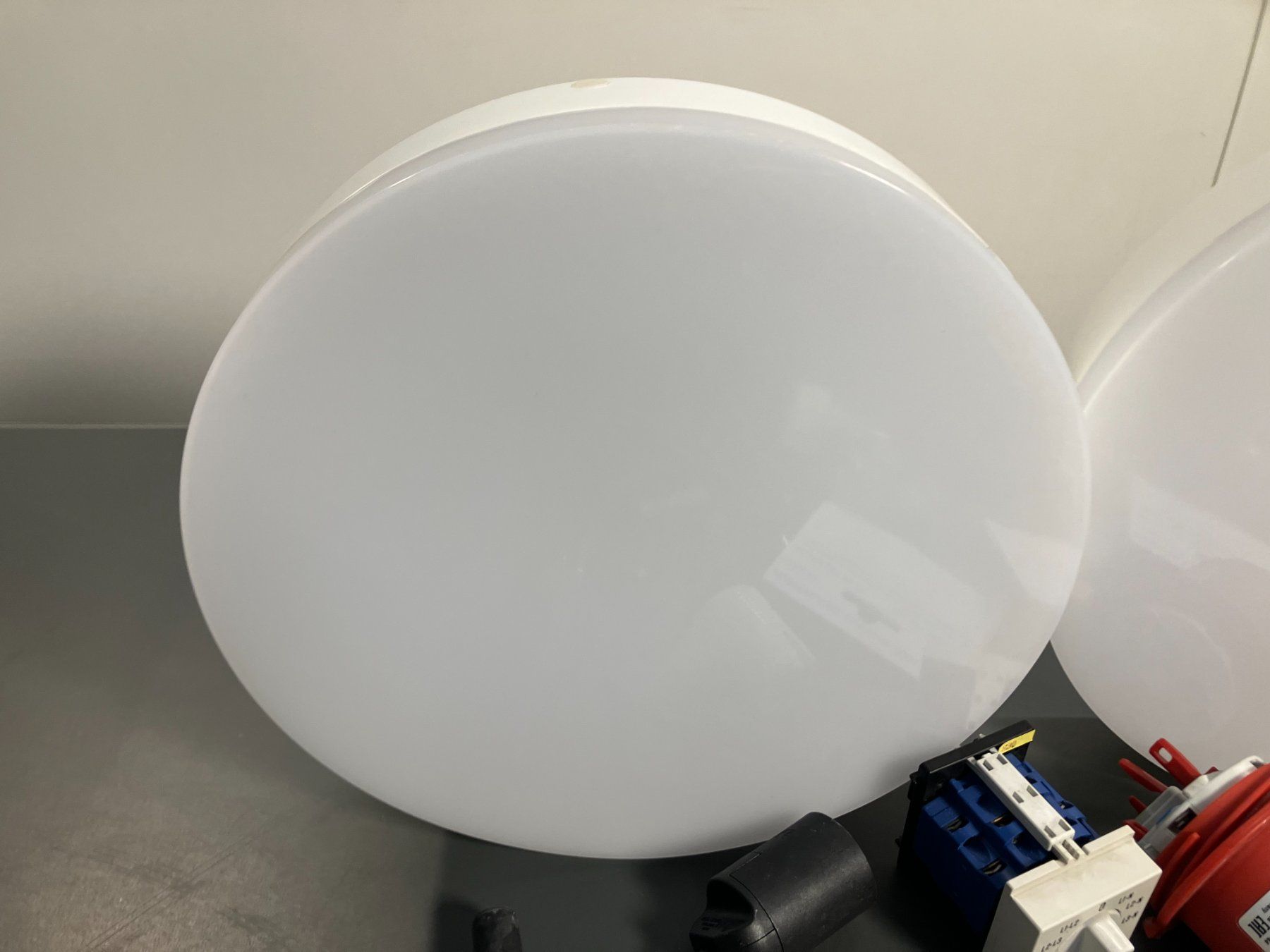 Tous les outils: Post. div. El. Material mit LED Deckenlampen ab 1.- – D'occasion à Lichtensteig par Buy24International 6