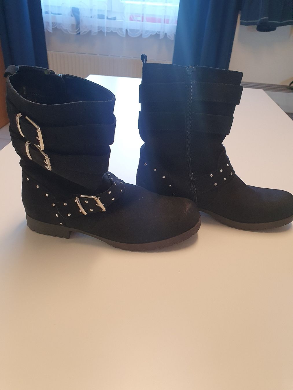 Scarpe da donna: Schwarze Winterstiefel Gr. 38 mit Nieten – Usato da Erlinsbach venduto da conc7