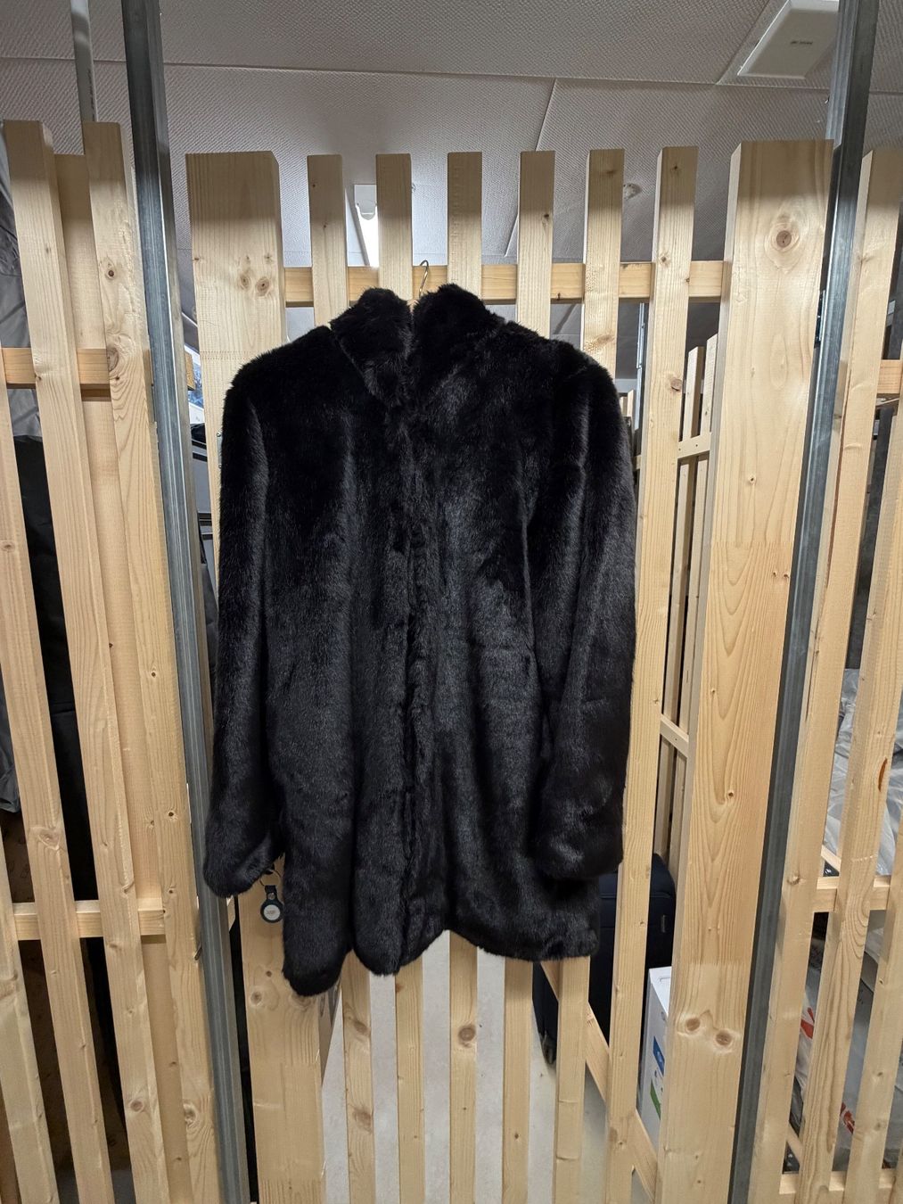 Cappotti: Wallis Black Faux Fur Coat – Usato da Horgen venduto da pam_l6cc
