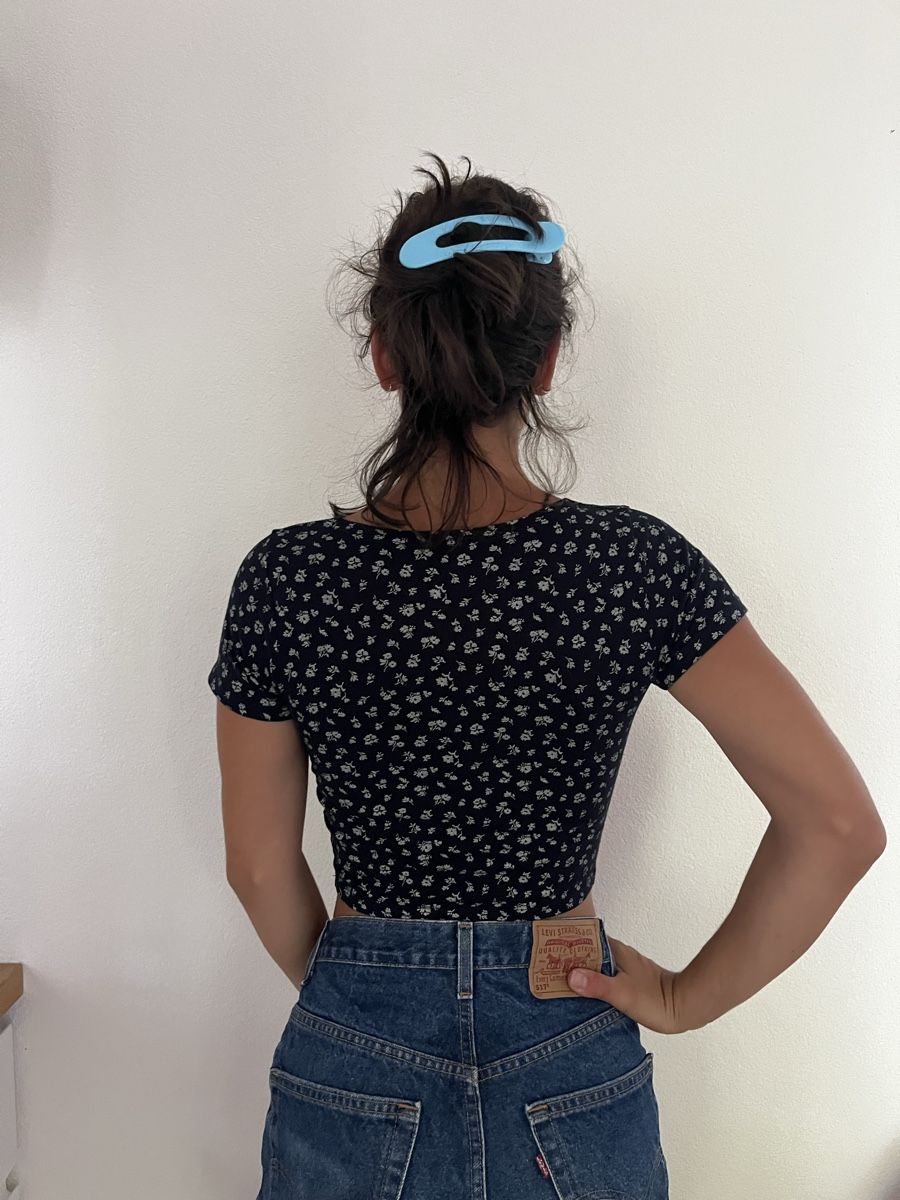 Brandy Melville T-Shirts: Haut Brandy Melville à fleurs – Gebraucht aus Biel/Bienne von Car_Schuss 3