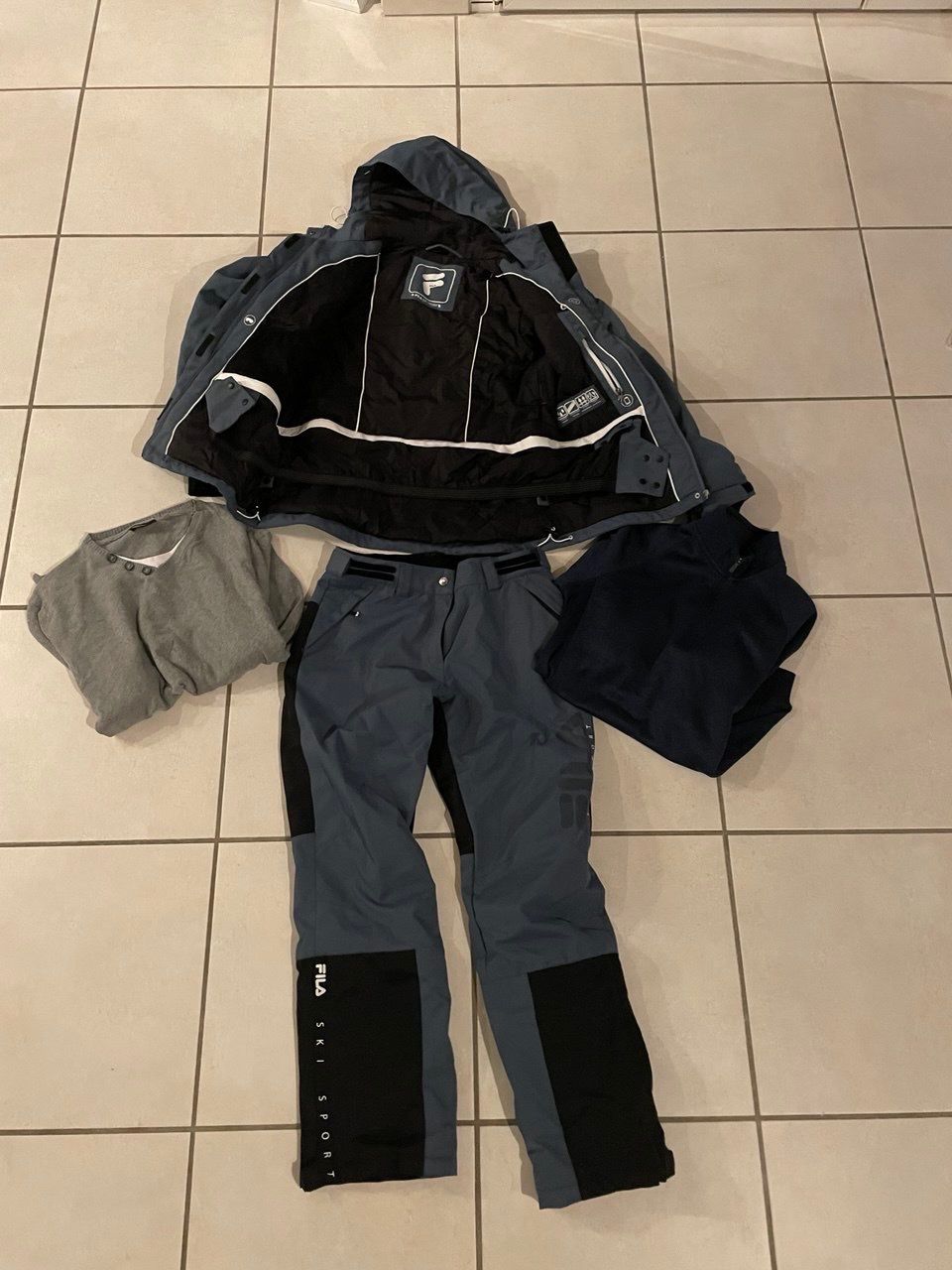 Fila Lotti di vestiti: Fila Ski-Anzug Set, neuwertig , Grösse M, Underarmor Pulli – Nuovo (secondo la descrizione) da Grüningen venduto da kleiderstar 3