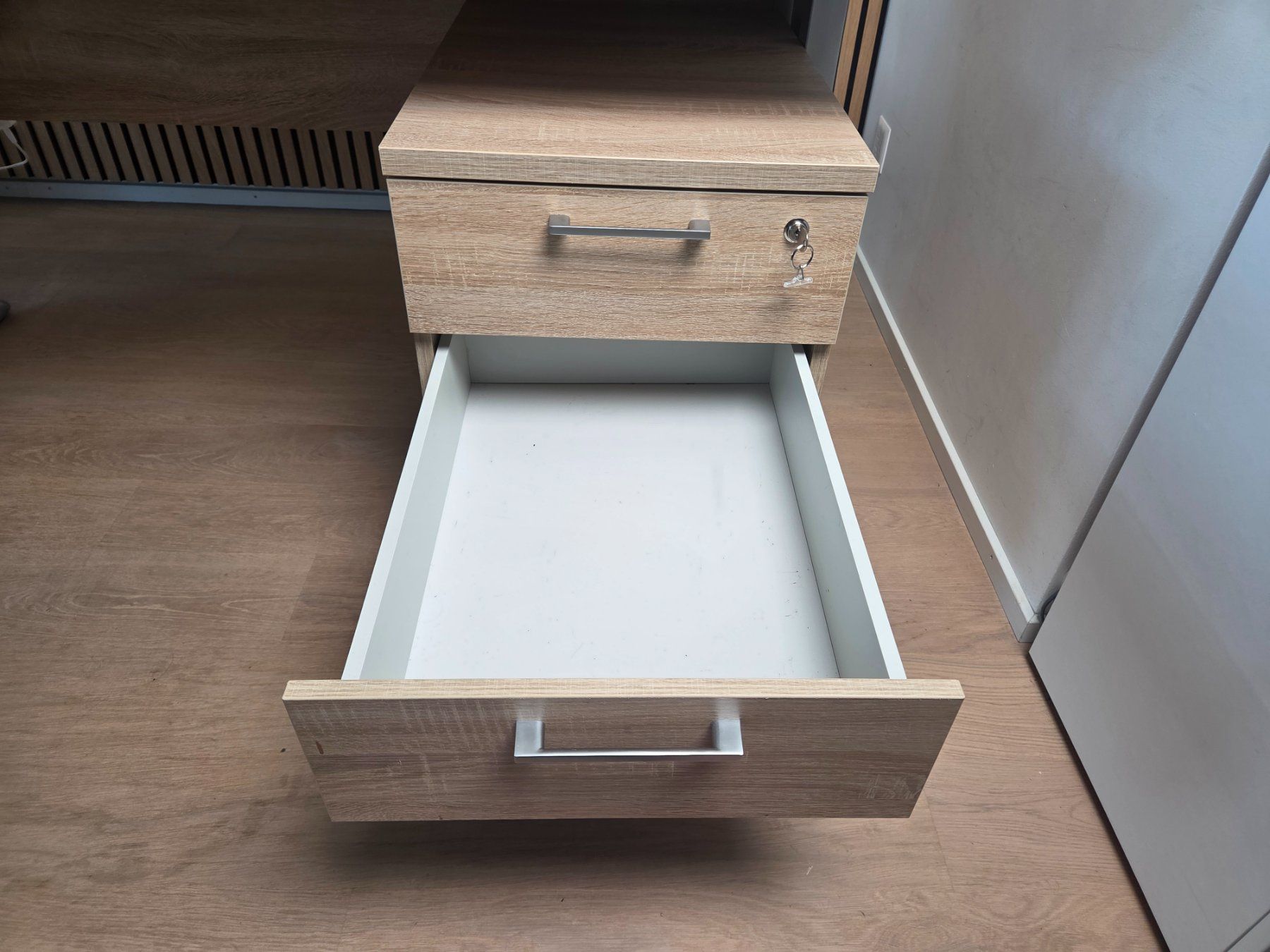Schreibtische: Bürotisch mit Rollcontainer Buche hell (150x75x75) – Gebraucht aus Maur von antko 4