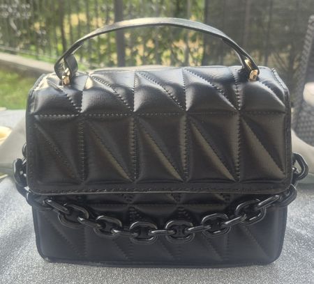 Borsa nera con tracolla e catena in ecopelle
