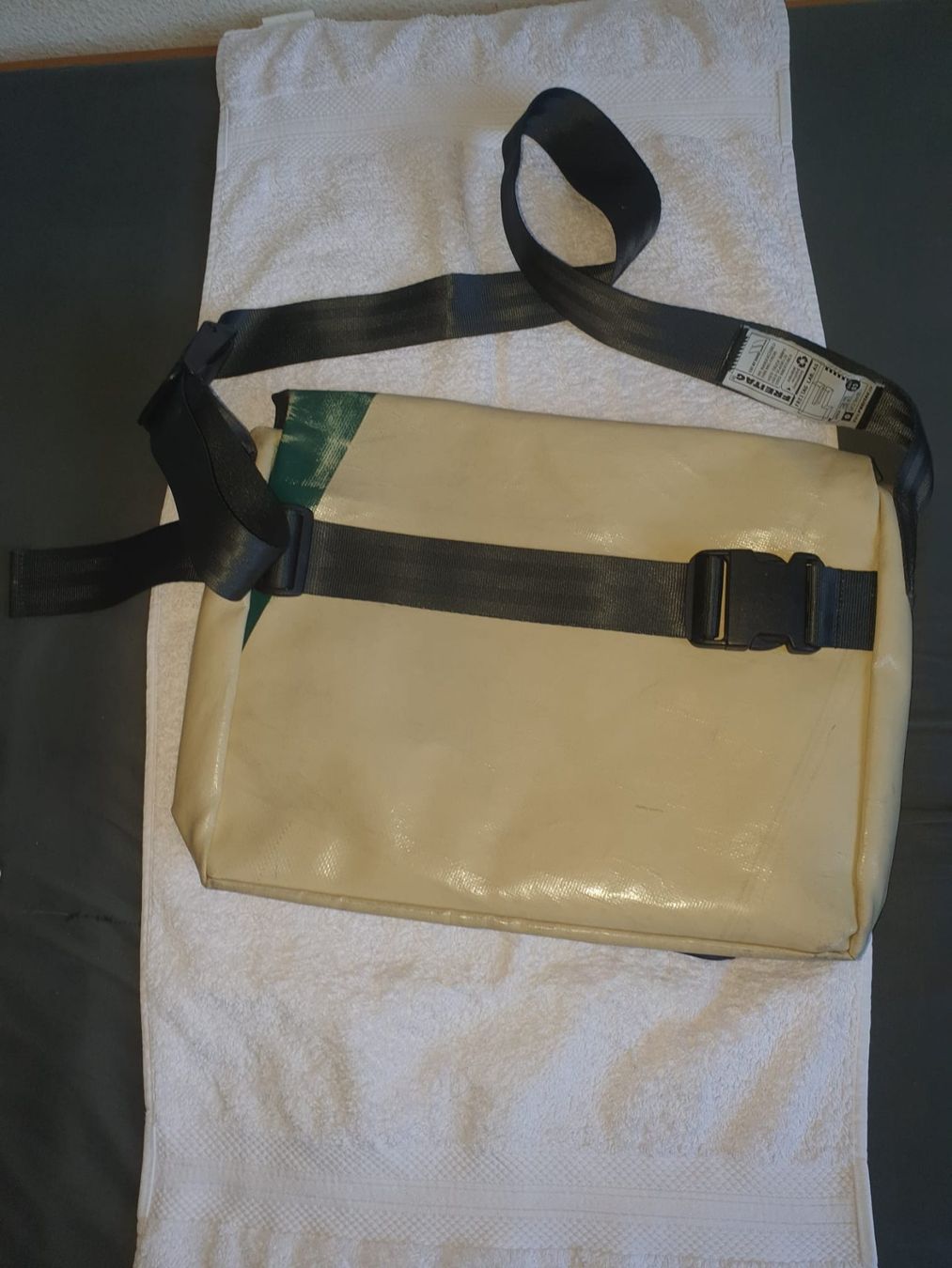 Borse: Freitag Tasche weiss /grün – Usato da Basel venduto da FirstClass4000 2