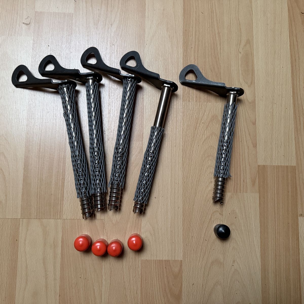 Kletterausrüstungen: Eisschrauben Black Diamond Set 5 Stk mit Kappen – Gebraucht aus Thun von BanjoDan