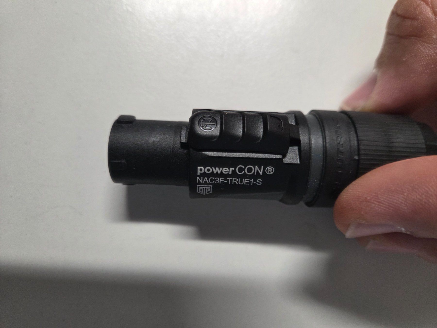 Spine: NAC3F True1 S PowerCon TRUE1 TOP Chassis-Stecker – Nuovo e nell'imballaggio originale da Zürich venduto da eymen20 3