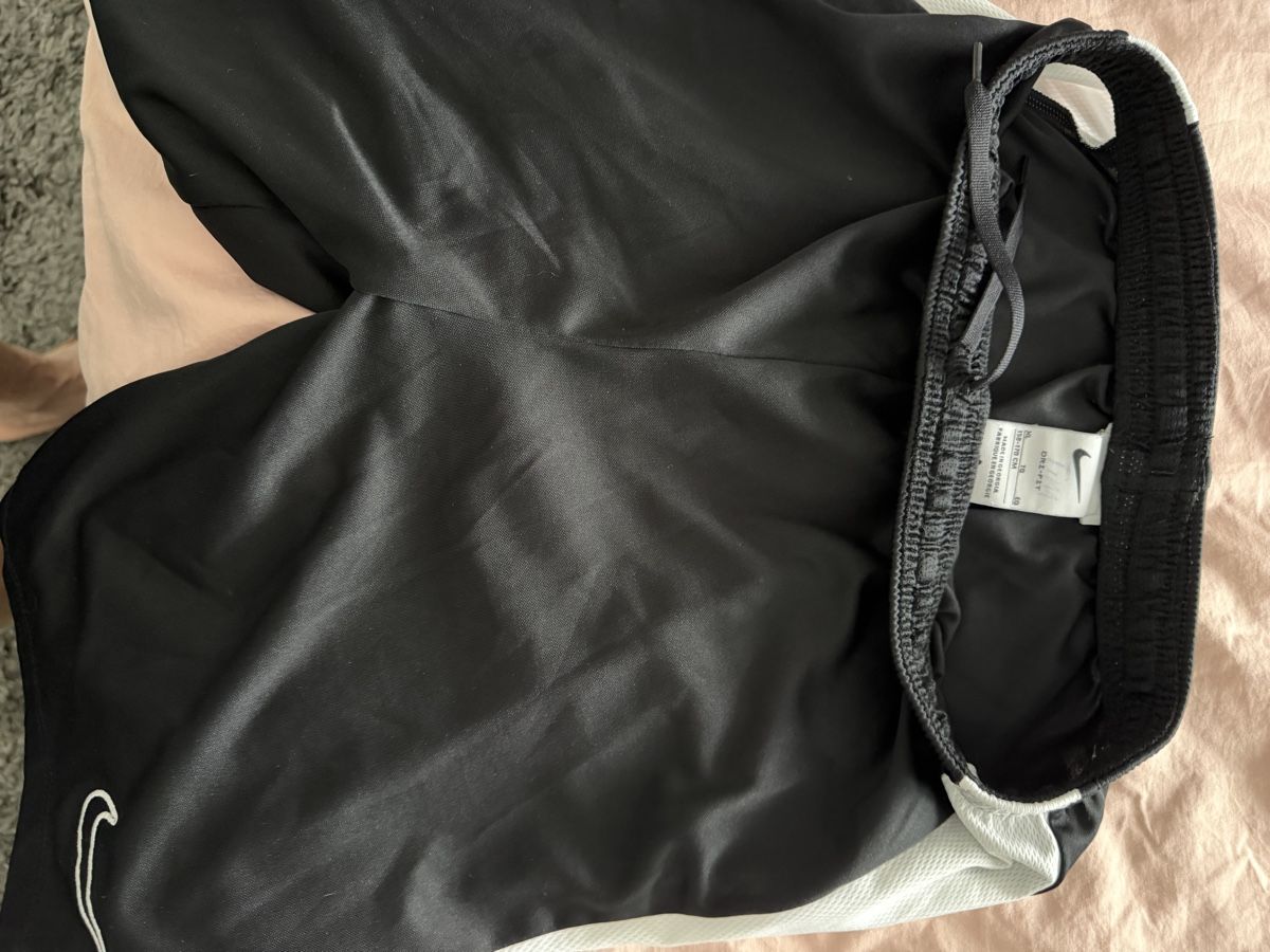 Nike Pantaloni: Nike, Adidas – Usato da Gattikon venduto da Mariani3 1