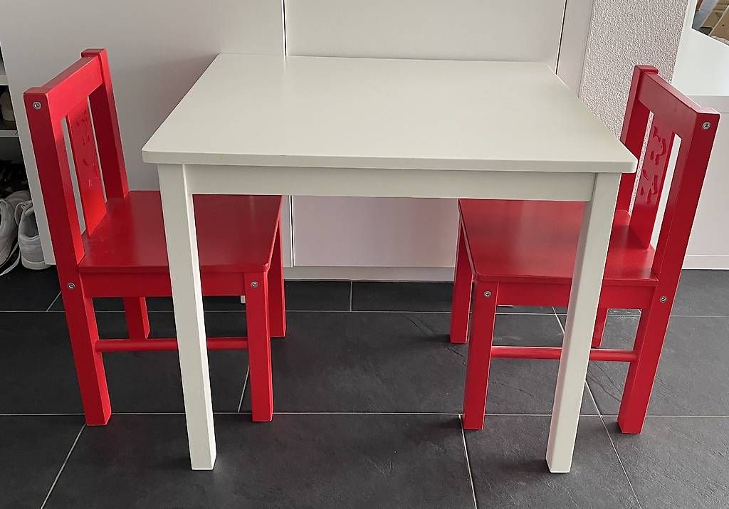 Ikea Tavoli: Kindertisch mit 2 Kinderstühlen Ikea Kritter – Usato da Gachnang venduto da ch.m