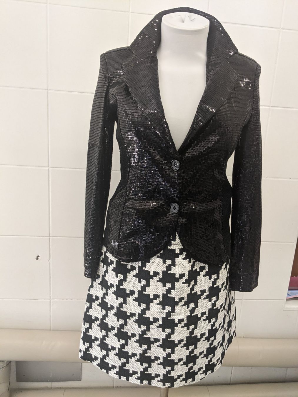 Lotti di vestiti: Blazer Jupe und Bluse Gr S und M – Nuovo (secondo la descrizione) da Langnau am Albis venduto da Judithsebi 1