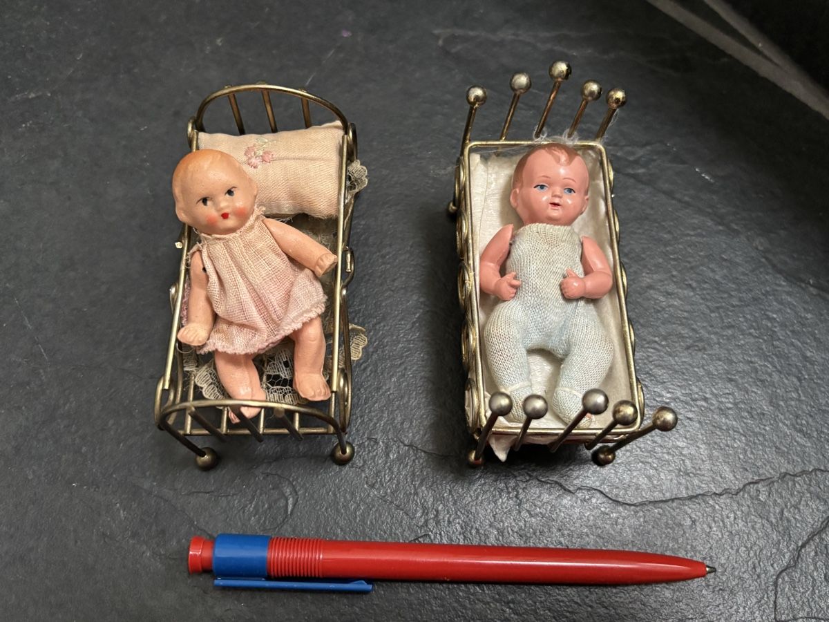 Bambole: Antike Puppenstubebaby's und Bettchen, – Usato da Balsthal venduto da AGUARDA 1