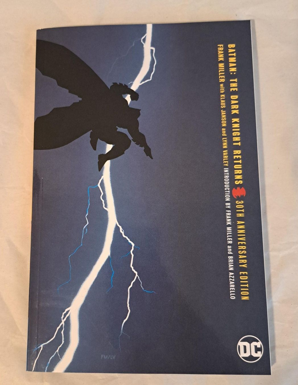 Fumetti: Batman: The Dark Knight Returns. 30th Anniversary Edition – Usato da Basel venduto da Patiscat