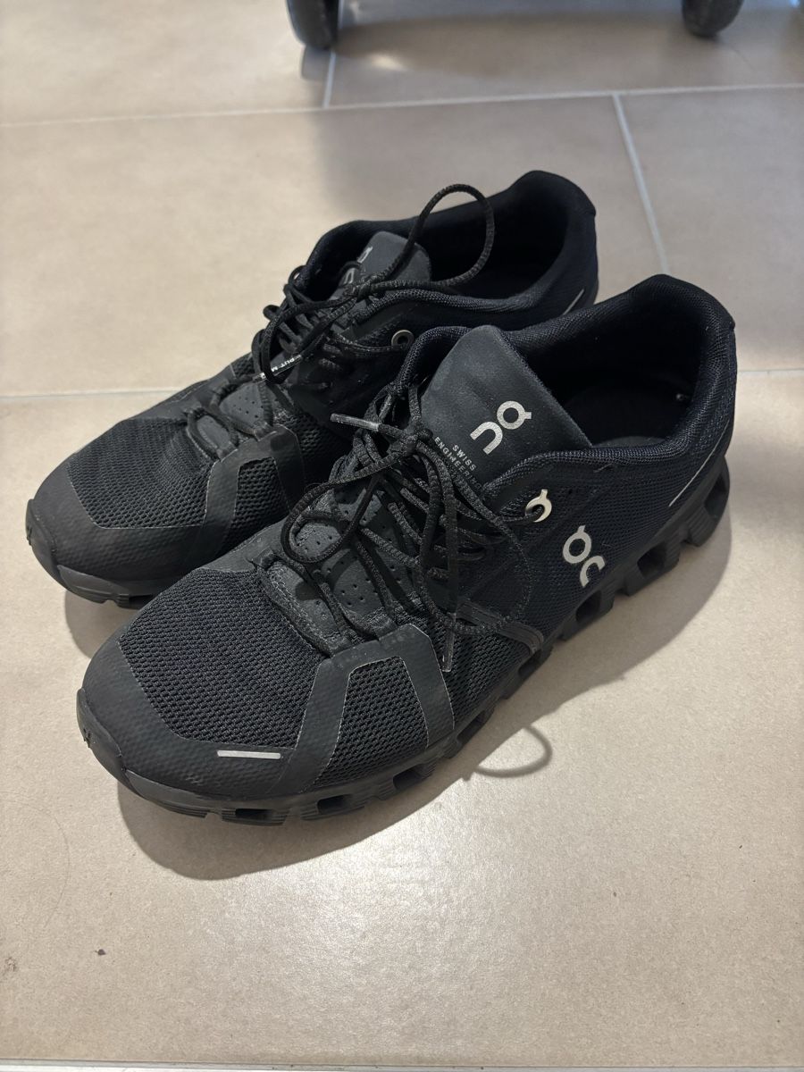 Scarpe da uomo: Chaussures de running ON noires, pointure 42,5 – Usato da Vuadens venduto da chris.ferreira