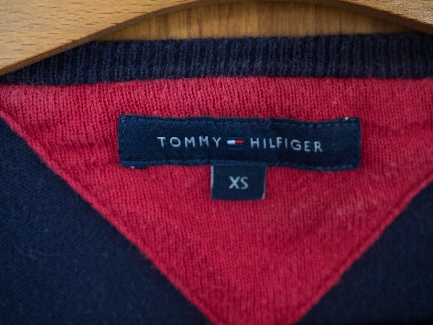 Tommy Hilfiger Pullover & Sweatshirts: Tommy Hilfiger Sweatshirt V-Pullover Grösse XS dunkelblau – Gebraucht aus Cham von Hodinar 1