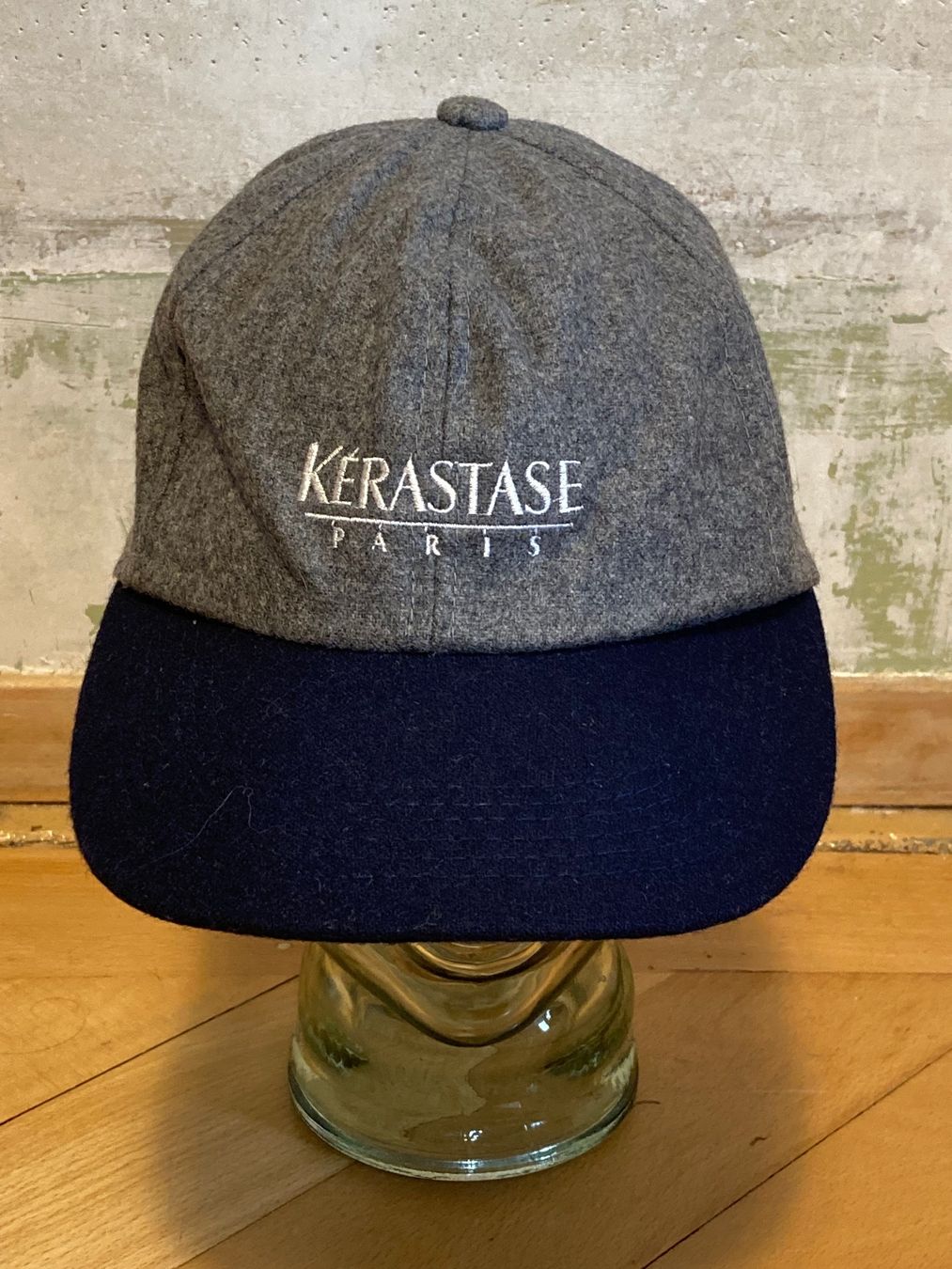 Copricapi, berretti & cappellini: Vintage 90s Keratase L'Oréal Wool – Usato da Zürich venduto da le_souk