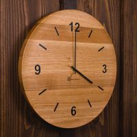 Wanduhr aus Eichenholz, Ziffern &Schalenform – Klassisch