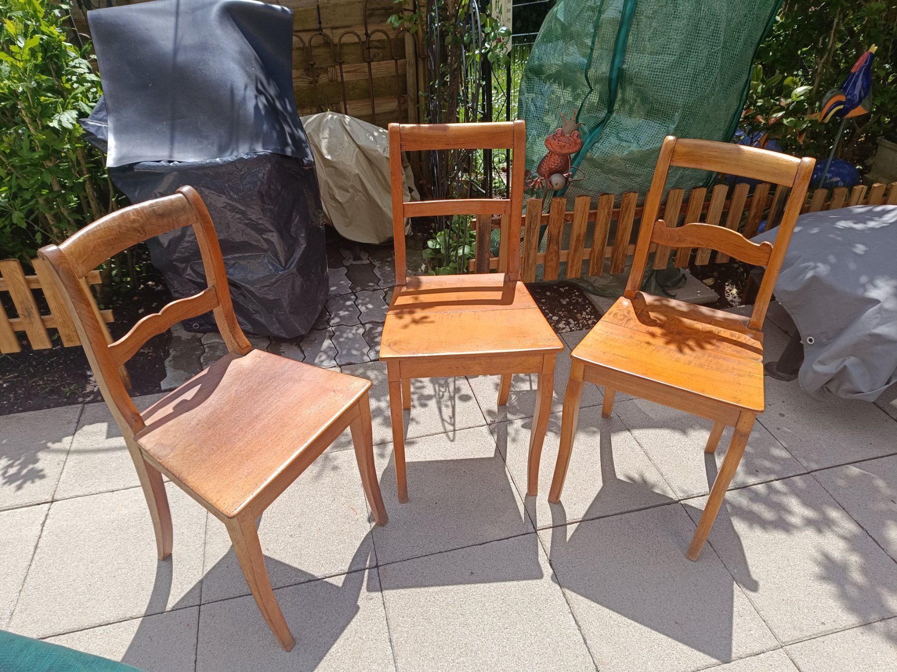Sedie: 3 Holz Stühle (Stabellen) und ein Tisch – Usato da Dielsdorf venduto da Discus