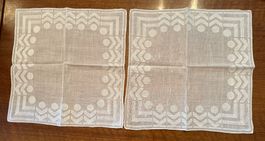 2 Taschentücher weiss mit geometrischem Muster gebraucht