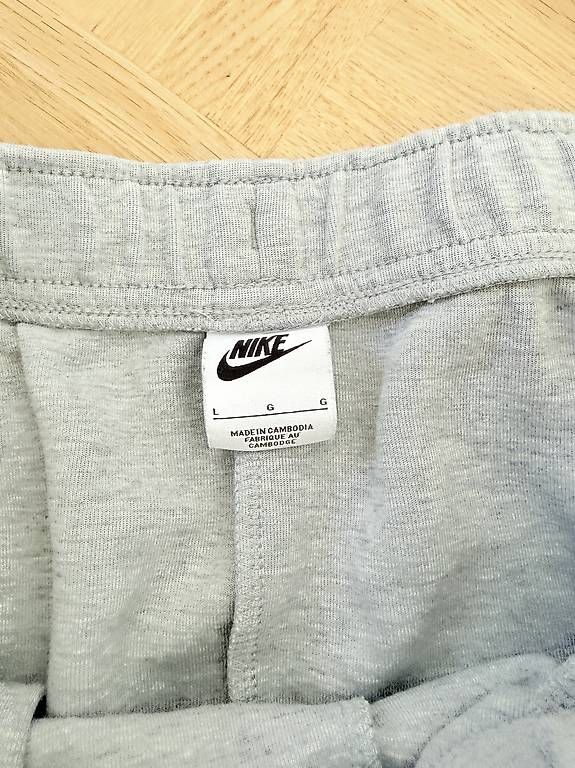 Nike Pantaloni: Nike Tech Fleece – Usato da Basel venduto da alu_l9s8 2