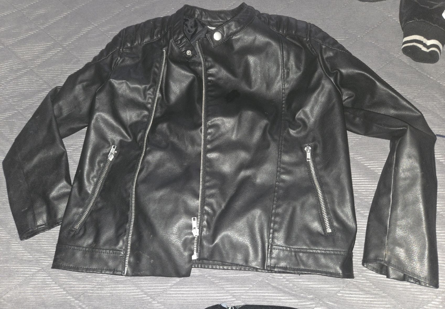 H&M Giacche & Cappotti: Schwarze Kunstlederjacke im Biker-Stil, gr. 140 – Usato da Utzenstorf venduto da Ernie_und_Bert