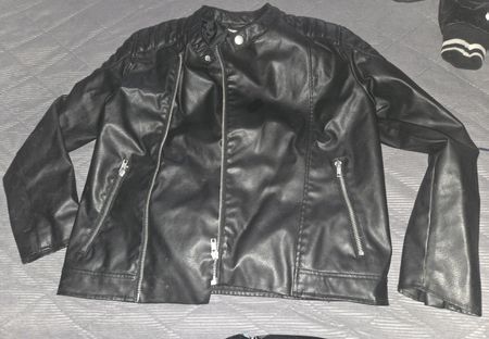 Schwarze Kunstlederjacke im Biker-Stil, gr. 140
