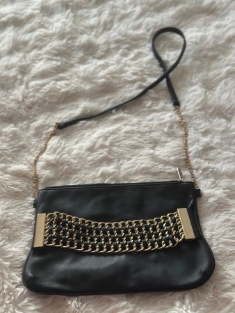Schwarze Clutch mit Goldkette, neuwertig, Top Zustand!