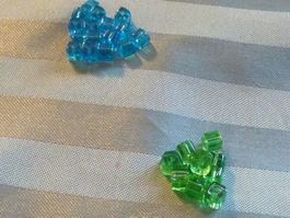 30 Glasperlen Würfel 4 mm grün/blau