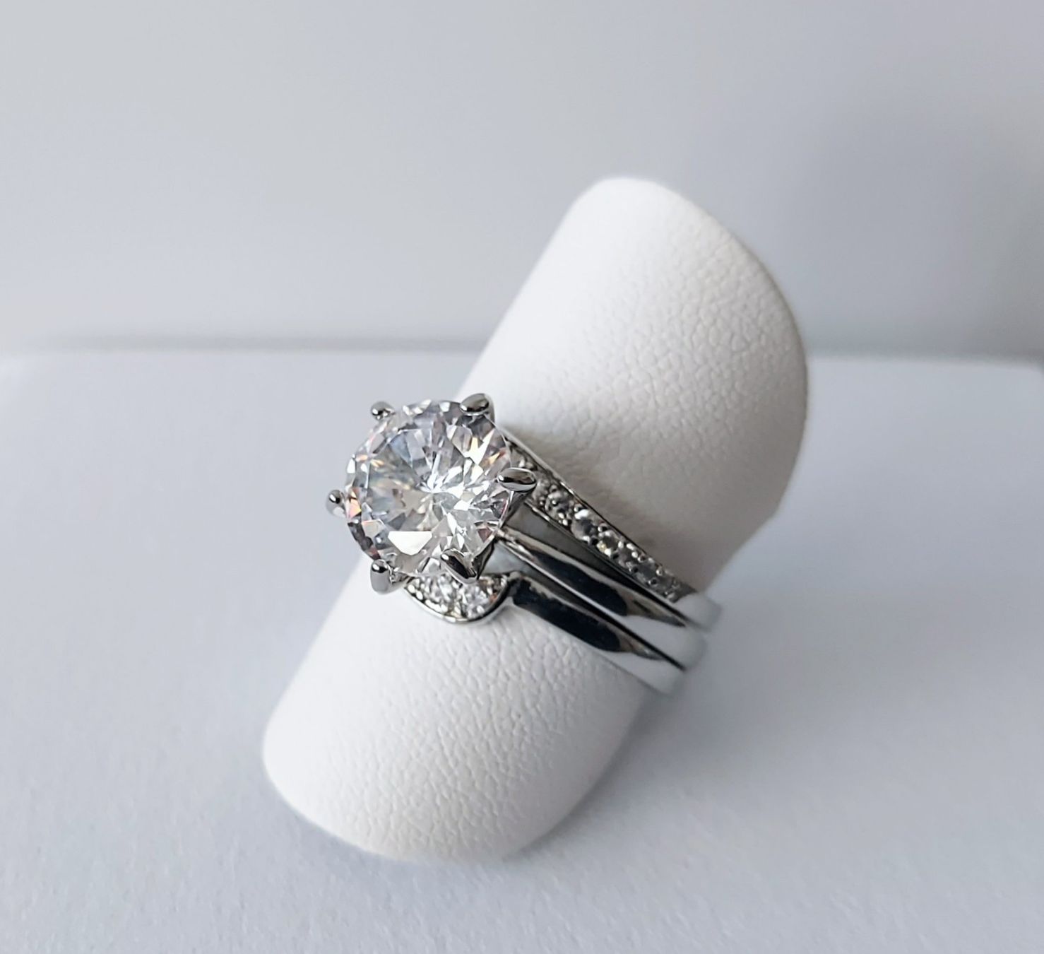 Anelli: Ring versilbert mit hübschem Zirkonia – Nuovo (secondo la descrizione) da Ettenhausen TG venduto da CH2300