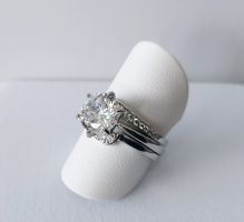 Ring versilbert mit hübschem Zirkonia