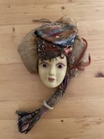 Wanddekoration Maske Frau Federn Stoff