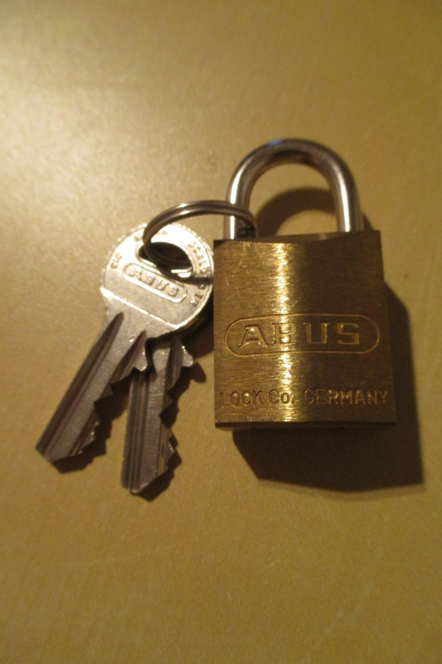 Abus Lucchetti: 10 Stk. ABUS-Schloss mit 2 Schlüsseln – Nuovo (secondo la descrizione) da Lützelflüh-Goldb venduto da wli_9wqr