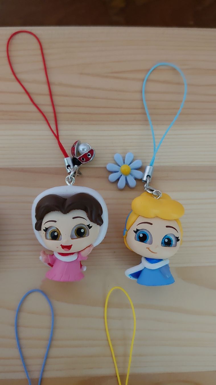 Disney Statuette: Doorables Anhänger Belle und Cindarella – Nuovo (secondo la descrizione) da Oberbüren venduto da cas_hnn7