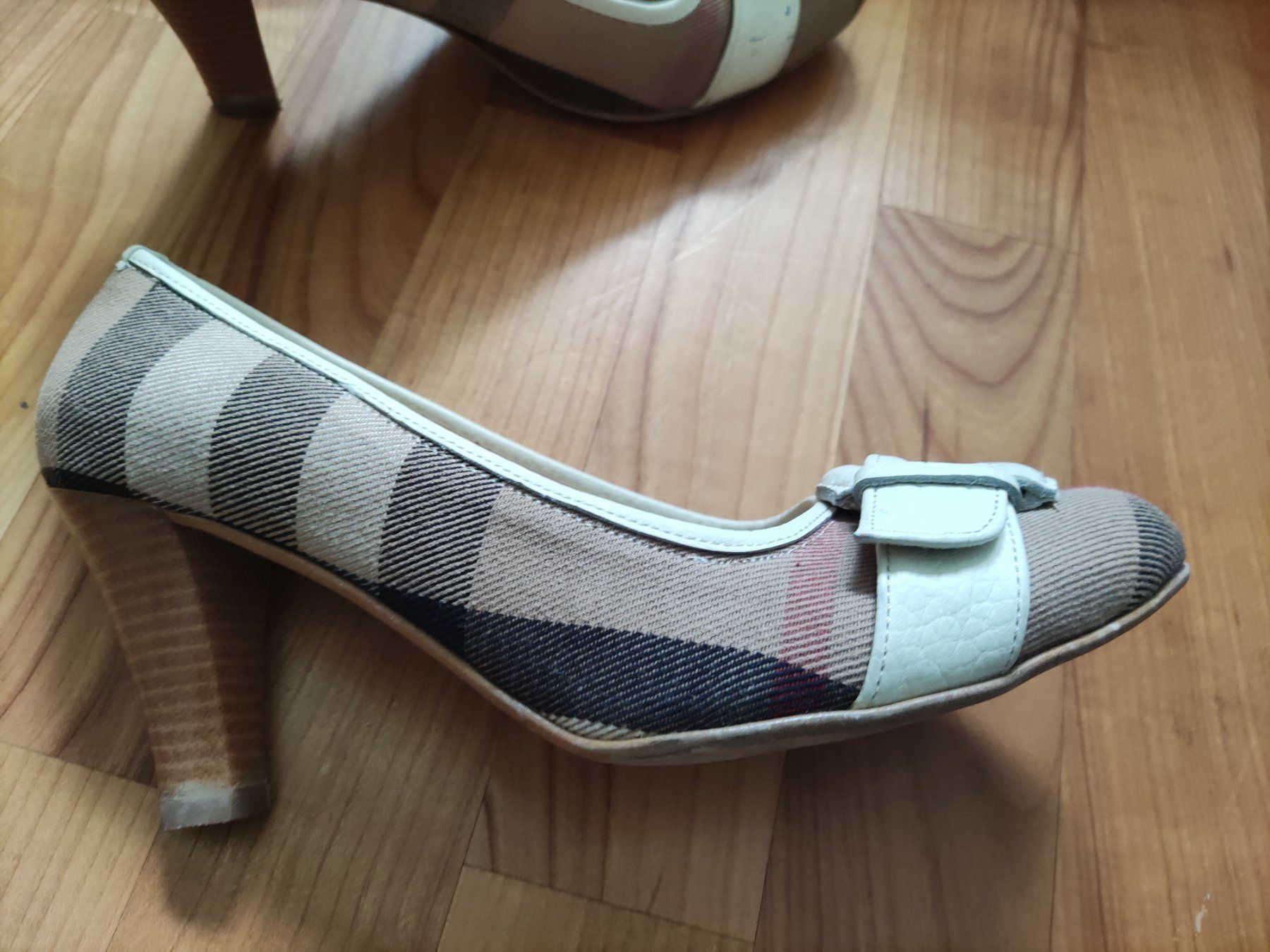 Burberry Damenschuhe: Burberry Pumps, Gr. 37 im Karolook – Gebraucht aus Solothurn von Csw1 2