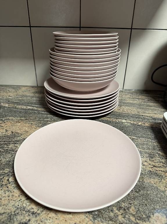 Teller: 24 tlg. Teller Rosa von Ikea – Gebraucht aus Unterengstringen von _Janina_ 3
