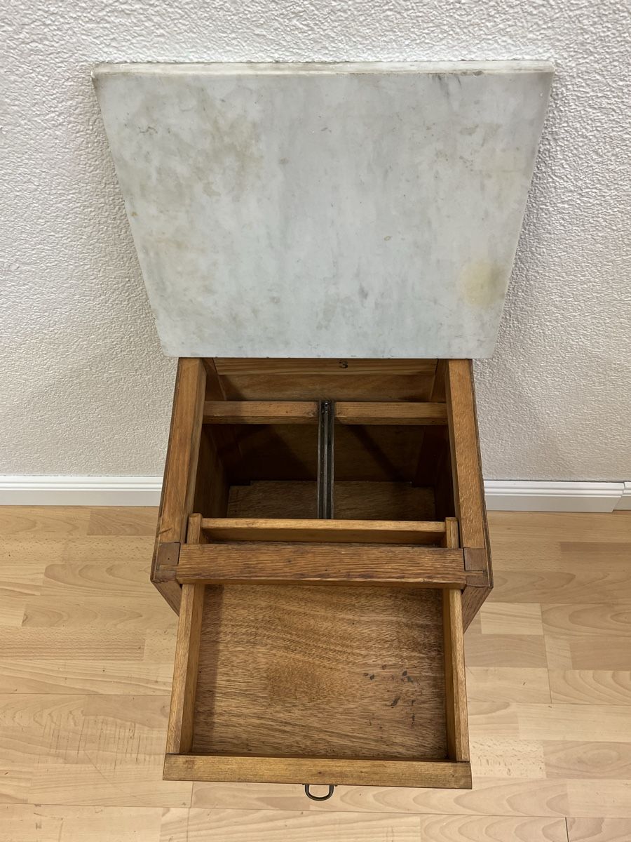 Tables de nuit: Antiker Nachttisch / Schrank mit Marmorplatte, – D'occasion à Horgen par Grizzly83 9
