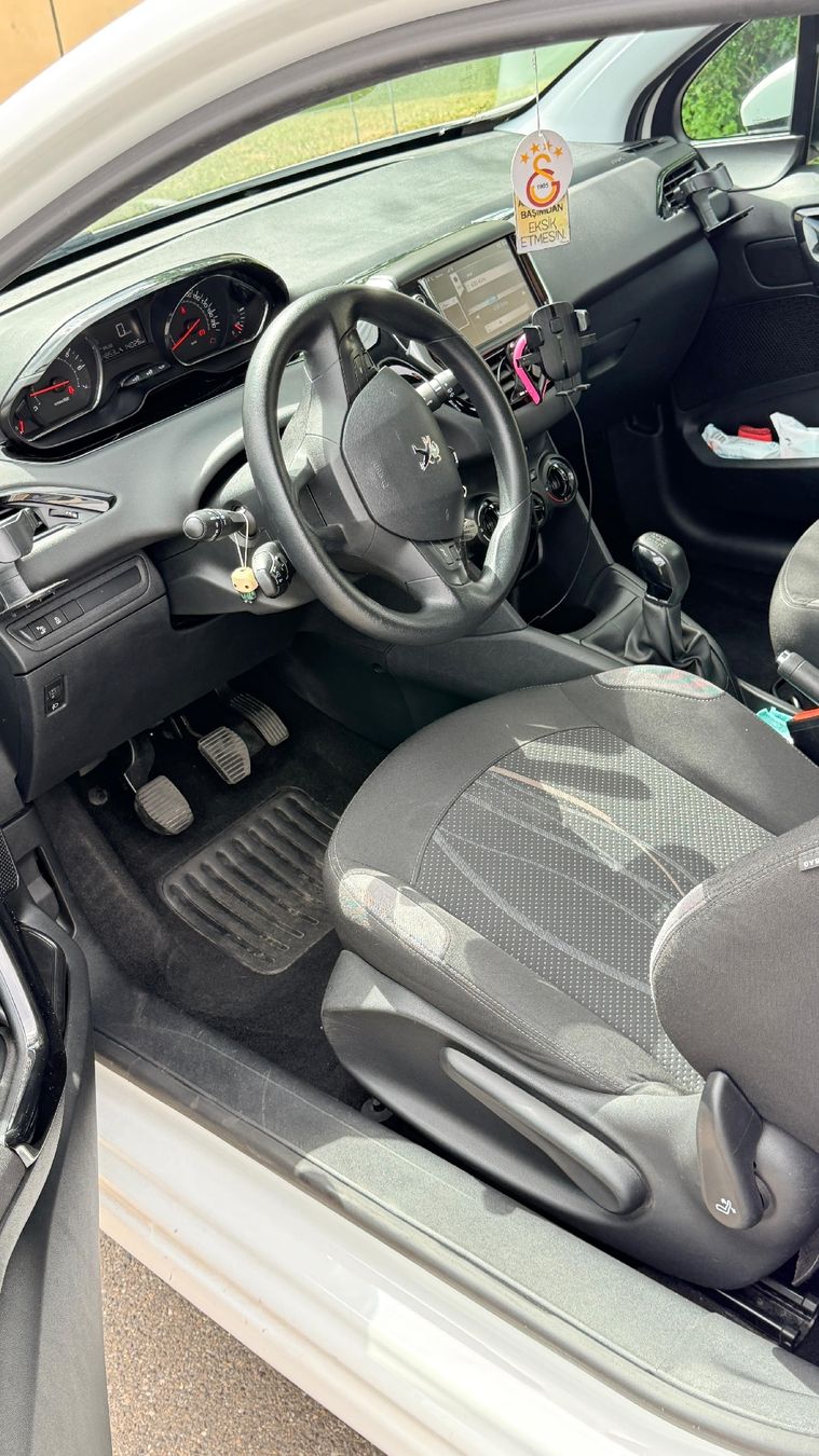 Peugeot Autos: Peugot 208 – D'occasion à Zürich par Barbaros.gkz 8