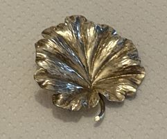 Hübsche, ältere Brosche in Blatt-Form, 800 Silber vergoldet