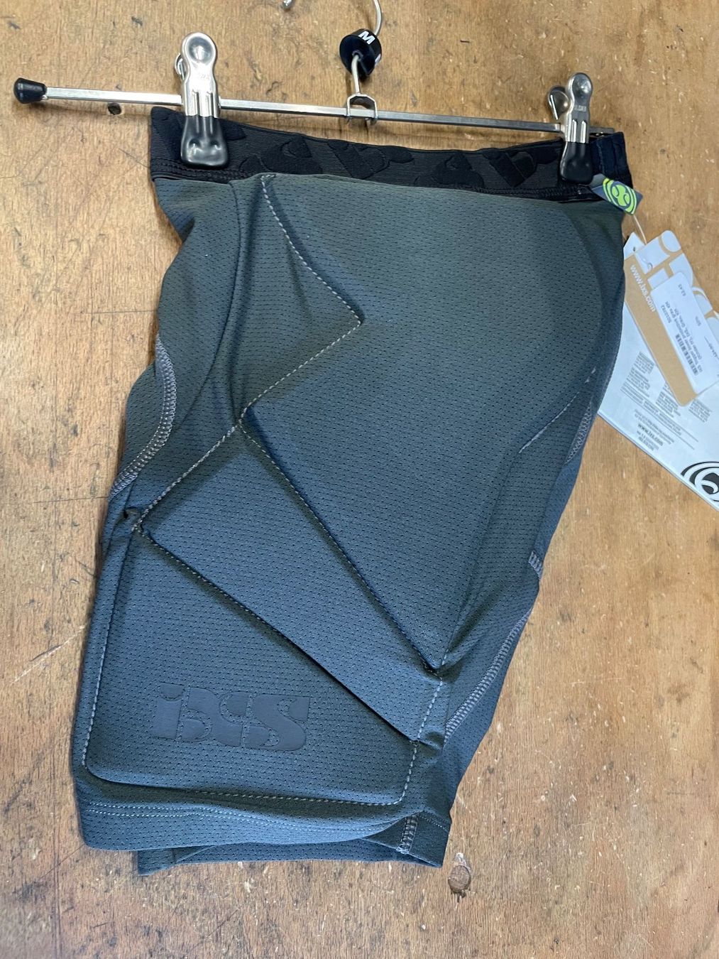 IXS Protezioni & Imbottiture: iXS Trigger lower protective grau KM (Kinder M), 50% – Nuovo (secondo la descrizione) da Zürich venduto da Velo-Elsener