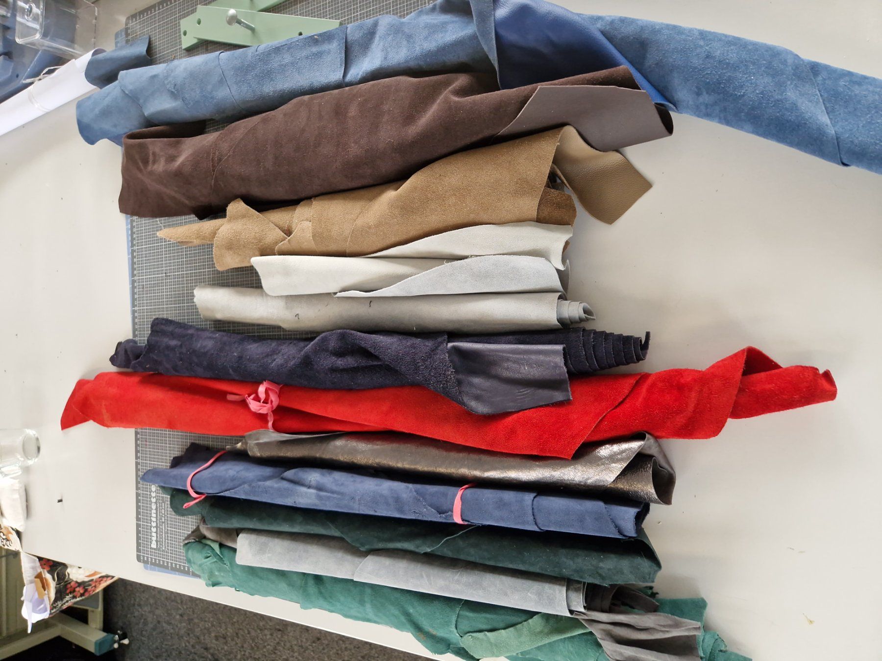 Tessuti: Leder Reste Velours Wildleder weiss grau – Nuovo (secondo la descrizione) da Winterthur venduto da LederSchneiderei 2