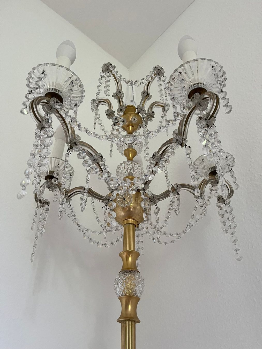 Lampen: Messing-Stehlampe, 5-armig mit Kristallbehang – Gebraucht aus Basel von Lancer4 1