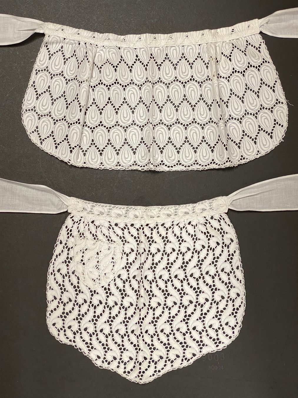Abiti antichi: 2 Vintage Schürze – Usato da Schaffhausen venduto da VintageCity